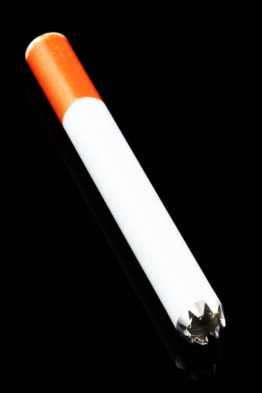 Bate de cigarrillos grande de metal con dientes